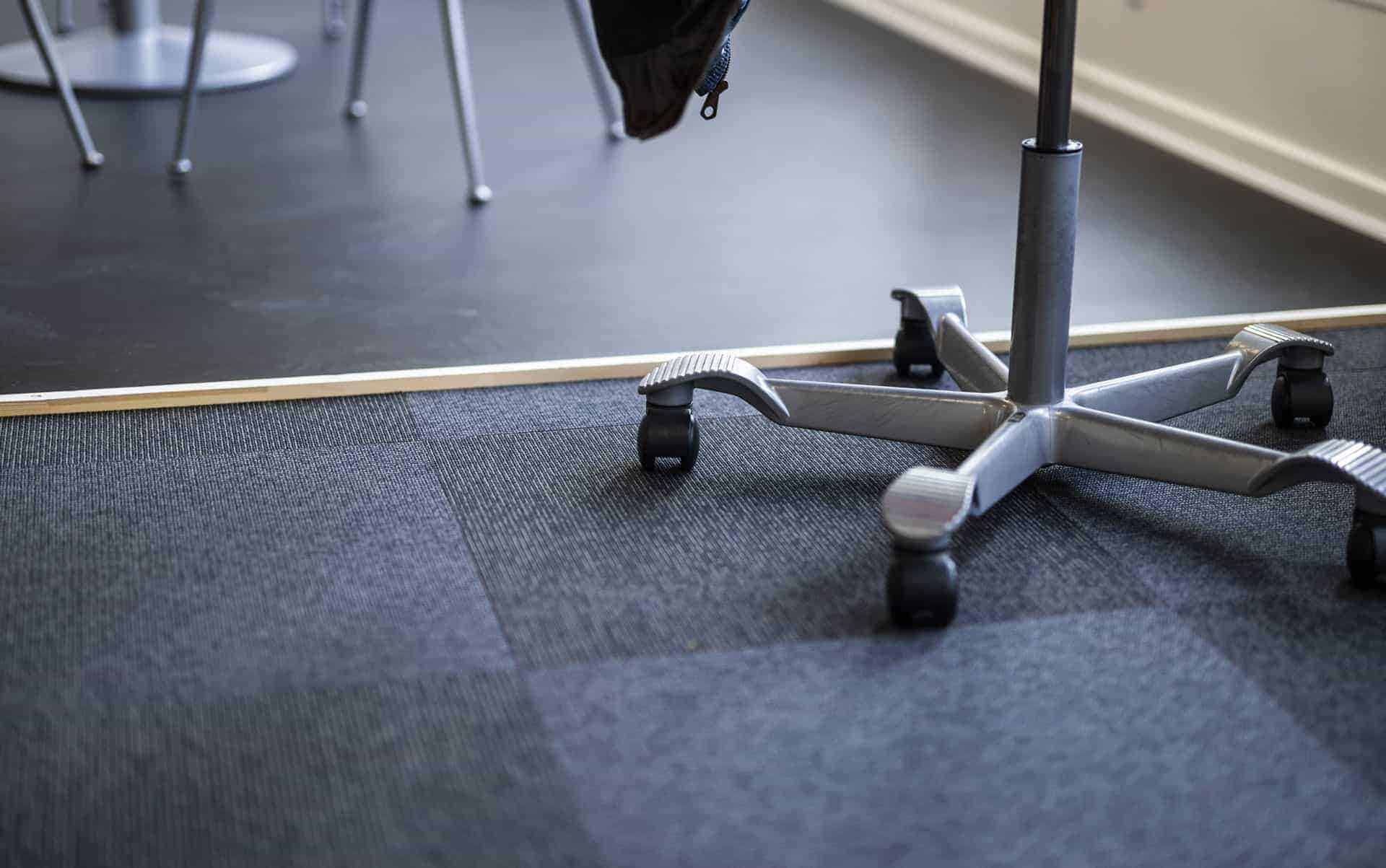 Tæppefliser og linoleumsgulv udført af Steca Entreprise