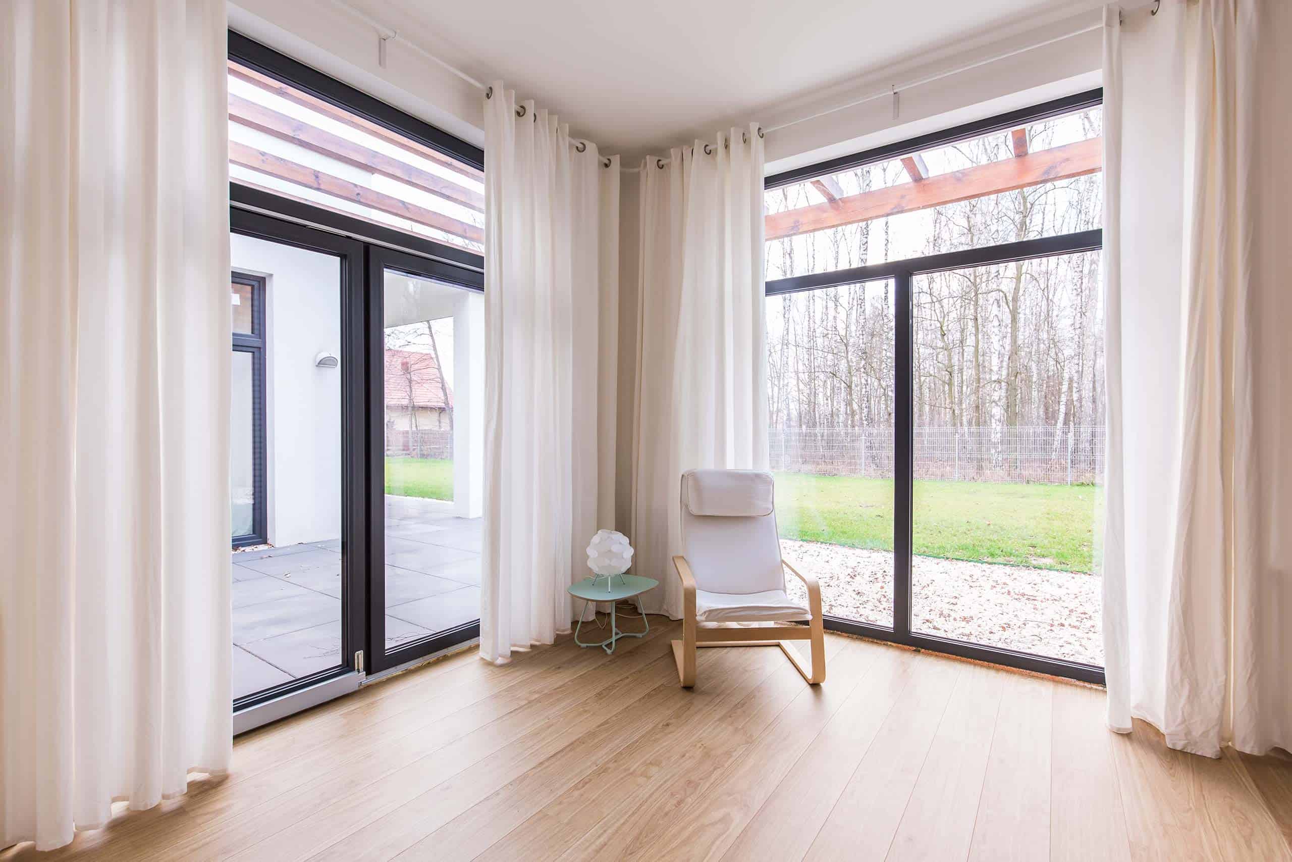 Nyt trægulv i stort lyst hus